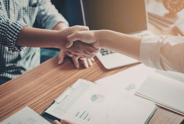 Signature d’un pacte d’associés entre partenaires pour encadrer leurs relations en société Pacte d’associés que se passe-t-il sans durée précisée