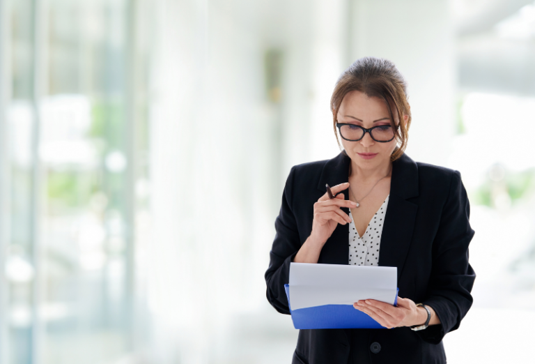Dirigeant analysant un contrat pour sécuriser le recours aux travailleurs indépendants. Recours abusif aux travailleurs indépendants les points de vigilance pour les employeurs