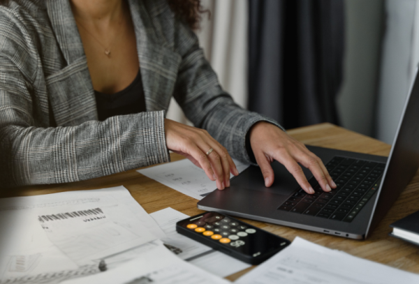 Les nouvelles règles de paie 2026 modifient plusieurs paramètres de calcul des bulletins de salaire. Paie 2026 5 changements réglementaires majeurs à connaître