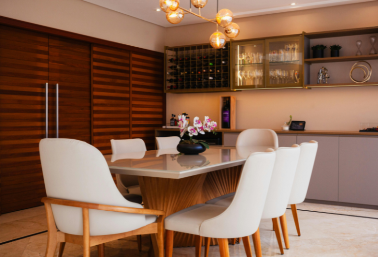 Exemple d’intérieur d’un logement meublé en location LMNP avec salle à manger Plus-value de cession en LMNP l’administration confirme l’intégration des amortissements